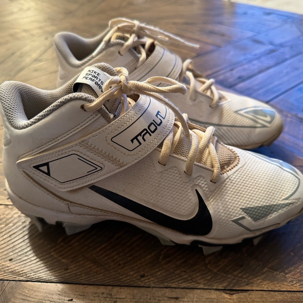 Boys/Mens Nike Trout size 7 baseball cleats